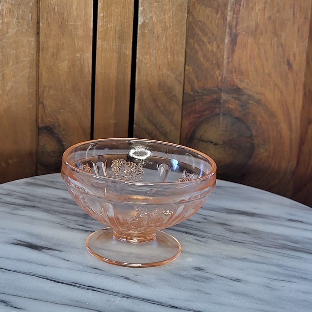 Elegant Pink Glass Dessert Bowl - Picture 4 of 11